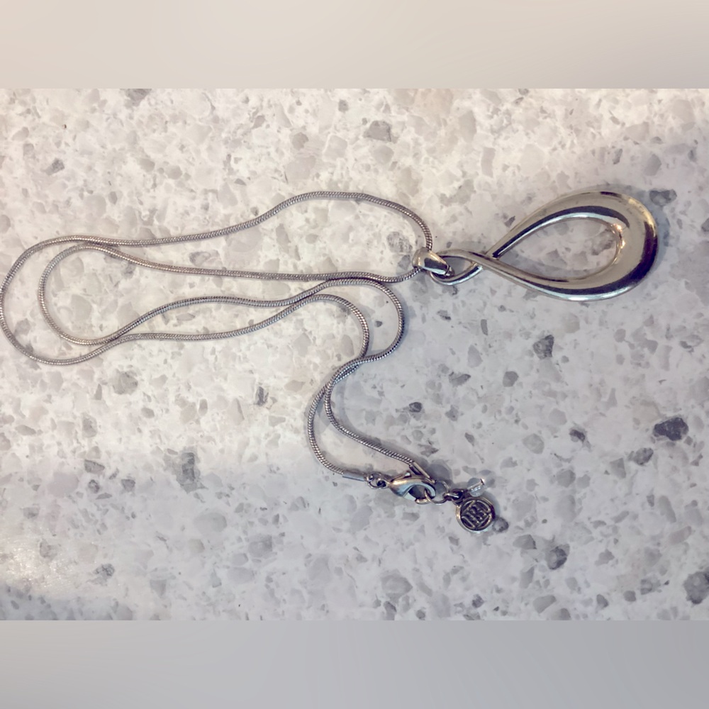 Elegant sterling Silver Chain Necklace w/sterling silver pendant